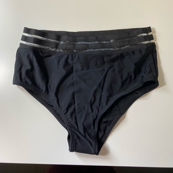 Black bikini - Picture 2 of 3